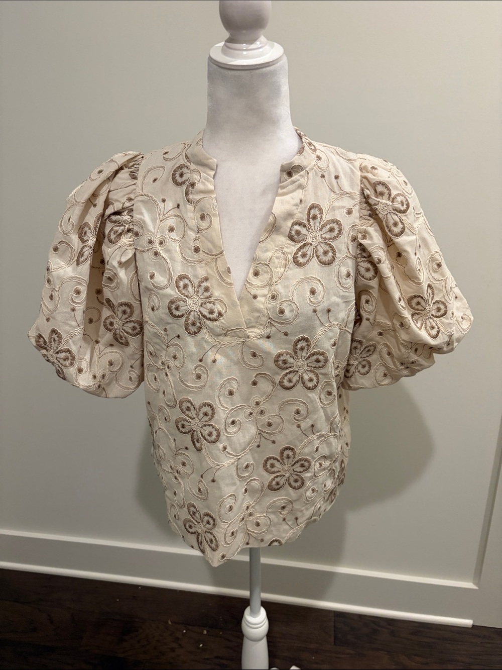 New With Tags Glam Embroidered Detail Puff Sleeve Neutral Top Sz S